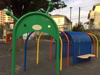 十日市場象ケ谷公園のトンネルのような遊具