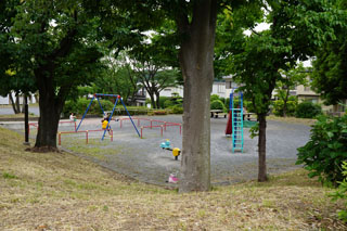 作場公園の広場と遊具