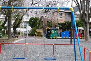 後谷公園のブランコと遊具
