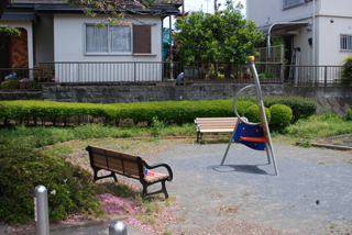 後谷第二公園の広場と遊具