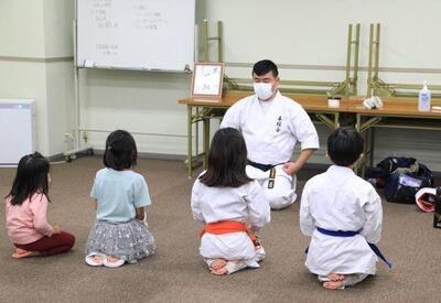 あいさつをする代表と参加者