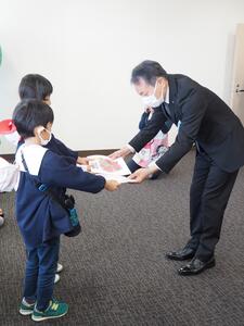 中山幼稚園園児と区長の写真