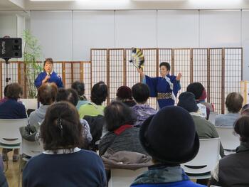 歌と舞踊を鑑賞
