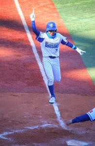 ホームベースへ戻ってくる選手