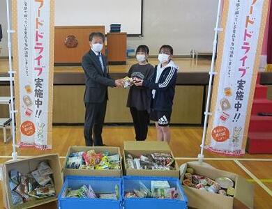 代表児童から食品を受け取る写真