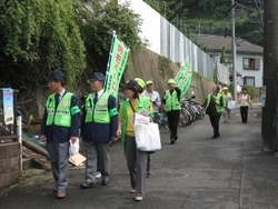 堀ノ内睦町連合町内会による防犯パトロール風景