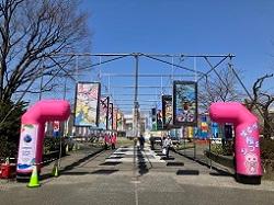 入口のみなっちエアアーチと絵どうろうの写真