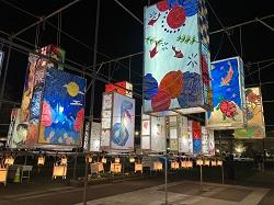 夜に灯がともる絵どうろうの写真