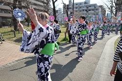 民謡流しが公園内を廻るとまつりも終盤となります