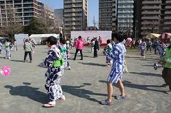グラウンドの輪踊りの写真