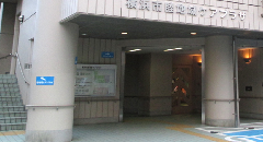 横浜市睦地域ケアプラザの外観を示しています。