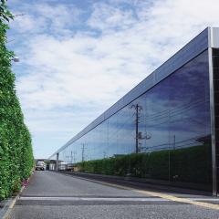 横浜市六ツ川地域ケアプラザの外観を示しています。