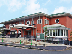 横浜市中村地域ケアプラザの外観を示しています。