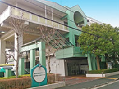 横浜市清水ケ丘地域ケアプラザの外観を示しています。