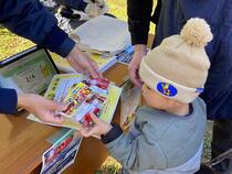 「記念品を受け取る子供」の画像