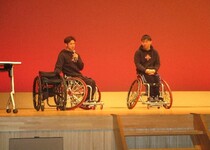 「古澤選手と山下選手が会場のたくさんの質問に答える様子」の画像