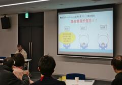 「会費キャッシュレス決済の導入事例を紹介する弘明寺公園自治会の鈴木会長」の画像
