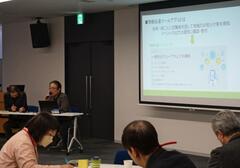 「情報伝達ツールアプリ（電子回覧板）の導入事例を紹介する六ツ川四丁目町内会の武藤会長」の画像