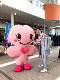 南区マスコットキャラクターみなっちと盛り上げ隊長の春風亭かけ橋さんの画像