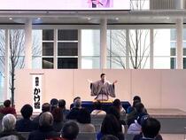  南区出身の落語家　春風亭かけ橋さんによる落語の様子
