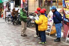 「出火防止啓発チラシ配布」の様子