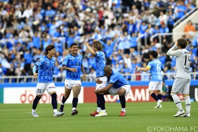 4ゴールの喜びを分かち合う選手たち