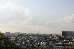 大岡公園の先の坂を上ると景色を楽しめます。