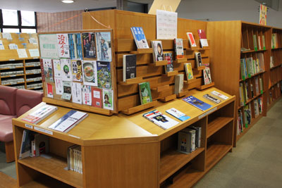 南図書館の図書紹介コーナー