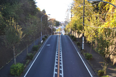 歩道橋の上から見た引越坂