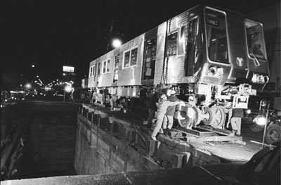 横浜市営地下鉄第１号車両は、蒔田駅近くの鎌倉街道から搬入されました。