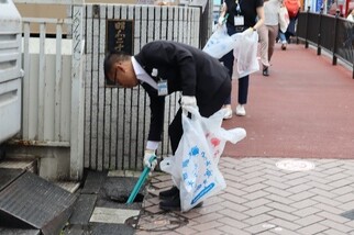 私もトングとごみ袋を手にして
