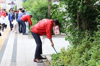 歩道の植え込みまでくまなく