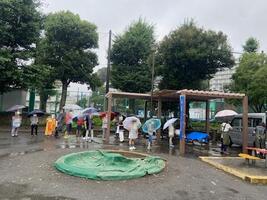 雨の中の行列の写真