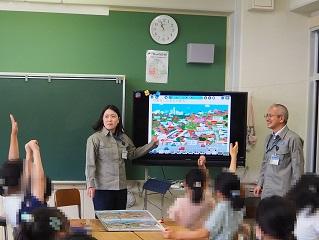 授業で手を挙げている様子