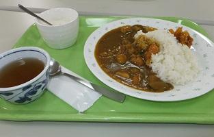 野菜たっぷりのカレーとコーンスープの写真