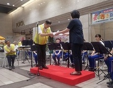 啓発用クリアファイルの贈呈