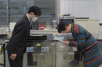修了証を渡すセンター長
