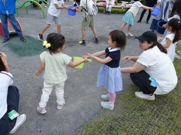 小さい子どもから大人までバケツリレーで水を運びました