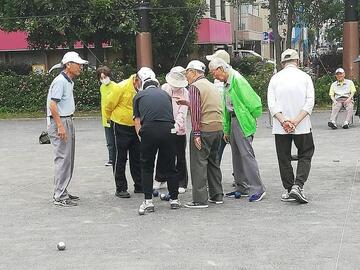 みなさんで得点の確認中、真剣です