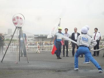 的を目掛けて放水