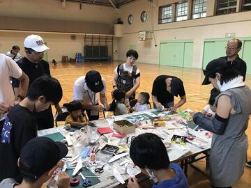 紙ヒコーキや風車づくり