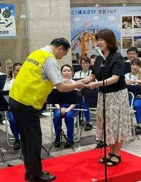 井上会長から紙製クリアファイルを贈呈