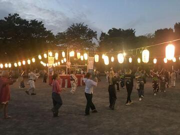 地域の皆様が設営したやぐらと提灯  