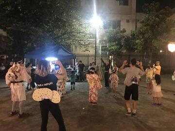 踊りの先生が子どもたちに振り付けをしてくれました 　