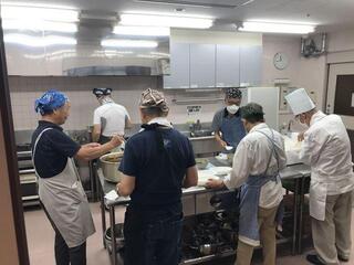 ボランティアのみなさんがカレーを手作り