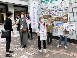 道行く皆様に募金を呼びかけます 