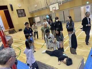 段ボールベッドの寝心地を確認