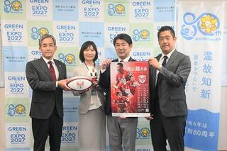 岡本プレジデント（左）、井上ゼネラルマネ－ジャ（右）と