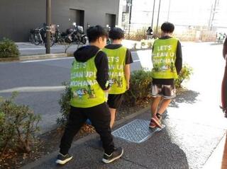 試合前に会場周辺を清掃しました