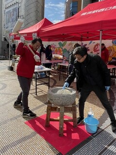 宮田会長の力強いもちつきで イベントスタート！